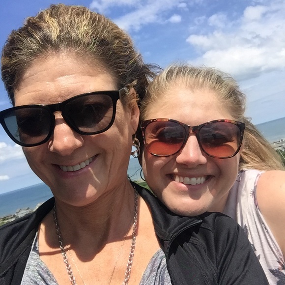 Meet your Poshers, Regina & Ashley - Picture 3 of 3